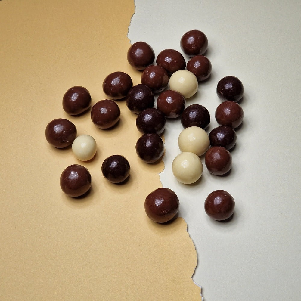 Haselnusskerne Mix mit weißer, Vollmilch- und Zartbitterschokolade