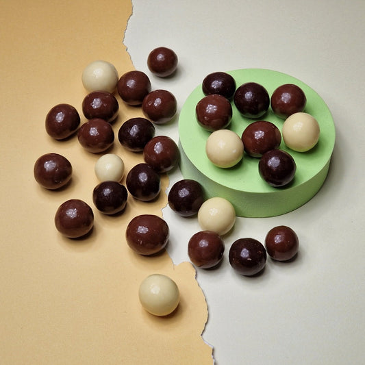 Haselnusskerne Mix mit weißer, Vollmilch- und Zartbitterschokolade