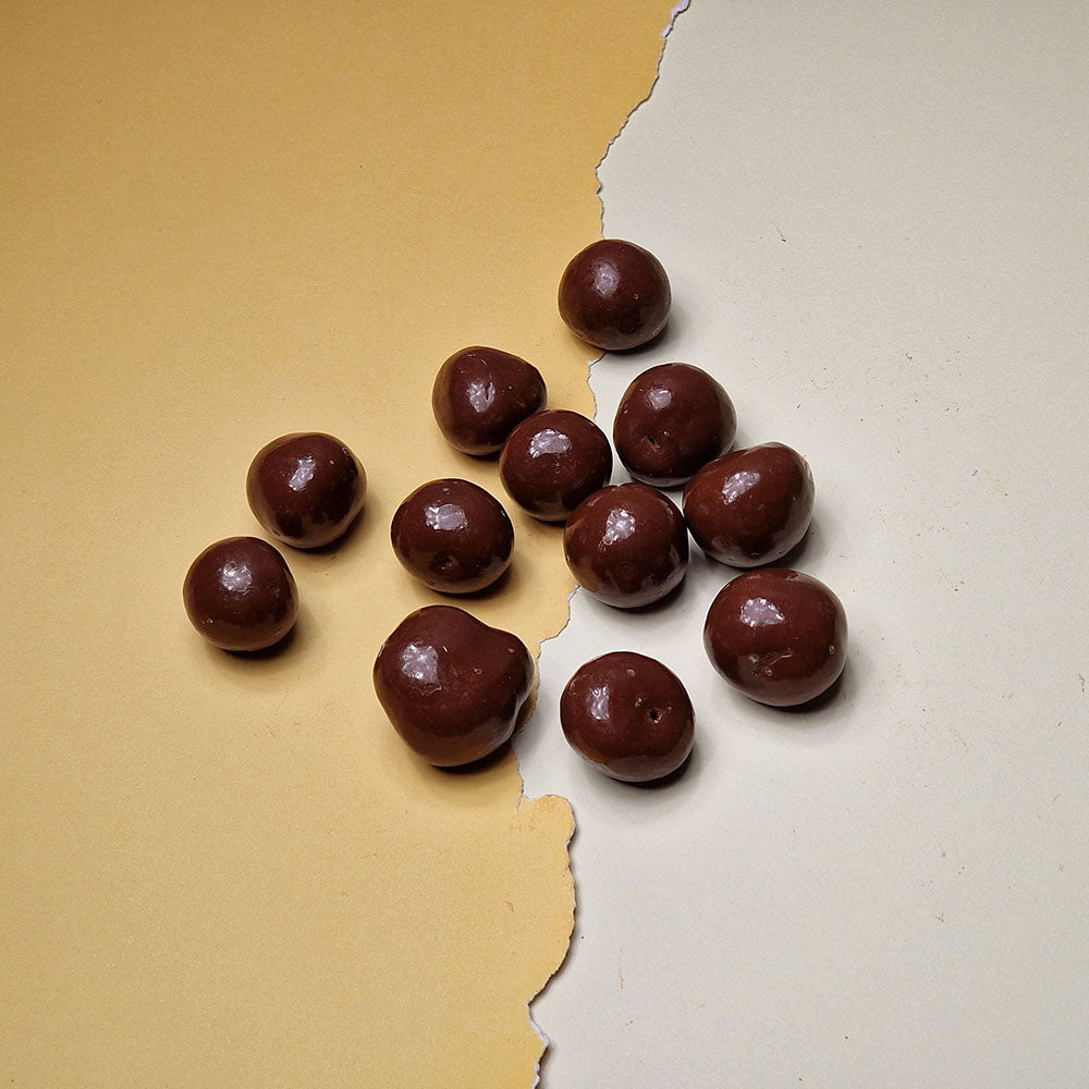 Gefriergetrocknete Himbeeren in dunkler Vollmilch-Schokolade