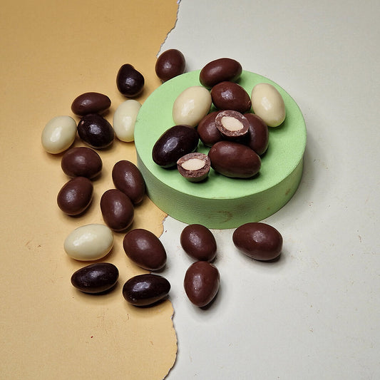 Mandelkerne Mix umhüllt mit Vollmilch, Zartbitter u. weißer Schokolade